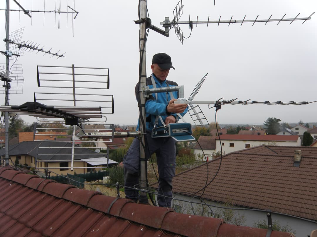 Marek Svoboda při montáži antény | Marek Svoboda s přezdívkou Saxon & saxondvb.cz