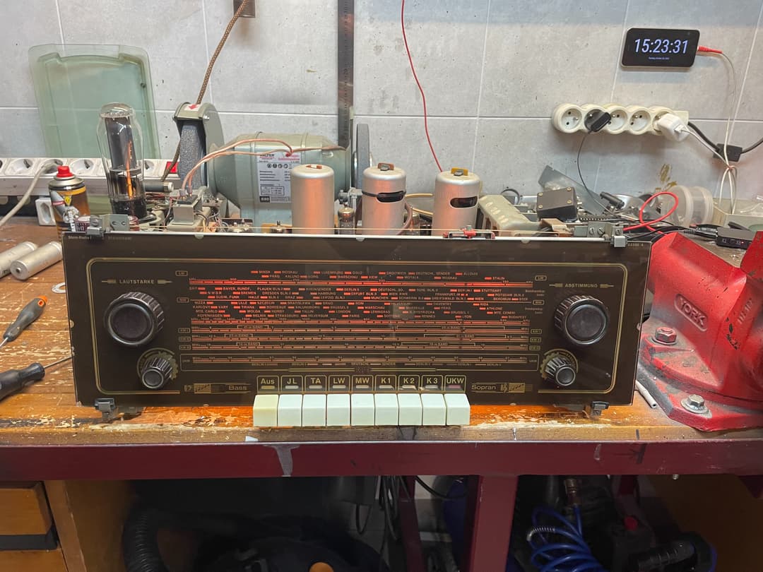 Opravuji staré rozhlasové přijímače, provádím přepis starých nahrávek na digitální media. Realizace byla provedena Markem Svobodou s přezdívkou Saxon | Marek Svoboda & saxondvb.cz