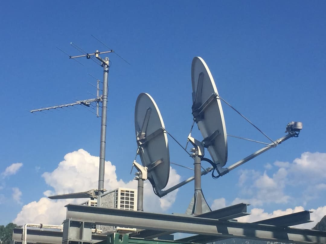 Pro penziony a hotely nabízím montáž běžných společných televizních antén (DVB-T2 a satelit) i moderních a sofistikovaných TV stanic (transmodulace do DVB-T a DVB-C). Samozřejmostí je záruční i pozáruční servis a údržba s časovou flexibilitou. Realizace byla provedena Markem Svobodou s přezdívkou Saxon | Marek Svoboda & saxondvb.cz